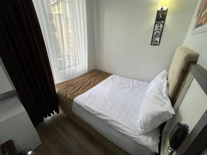 Economy Double Room image 4