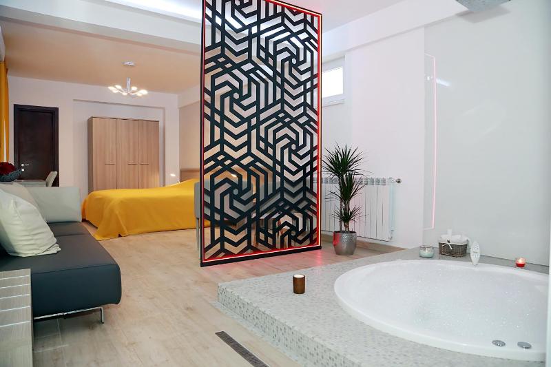 Deluxe Double Room with Spa Bath  image 2
