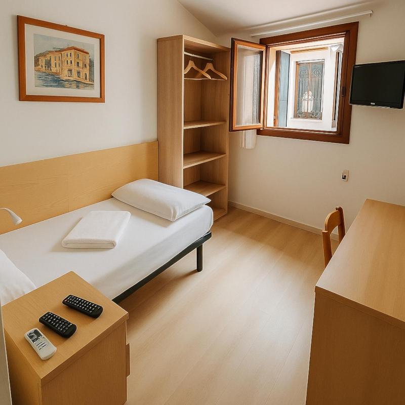Single Room image 4