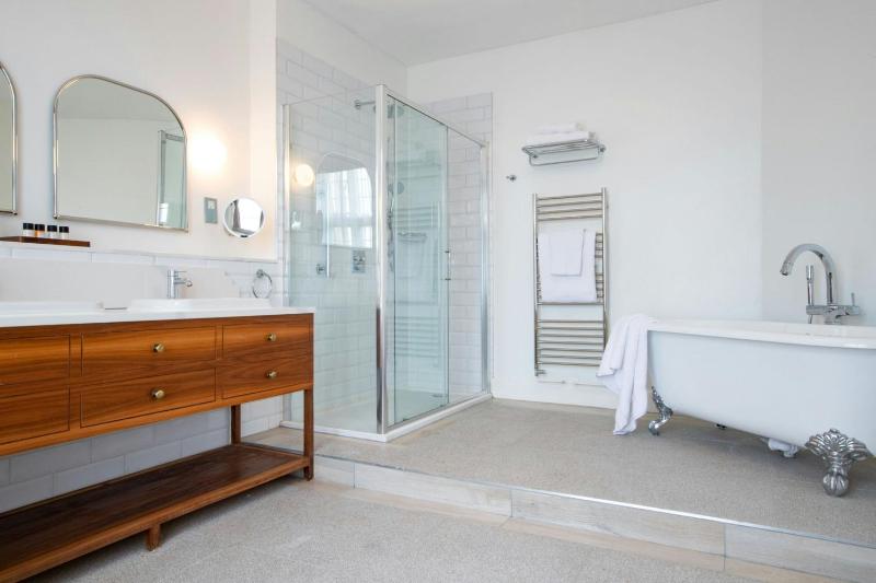 Grand Deluxe Larger King Room with Garden View image 3