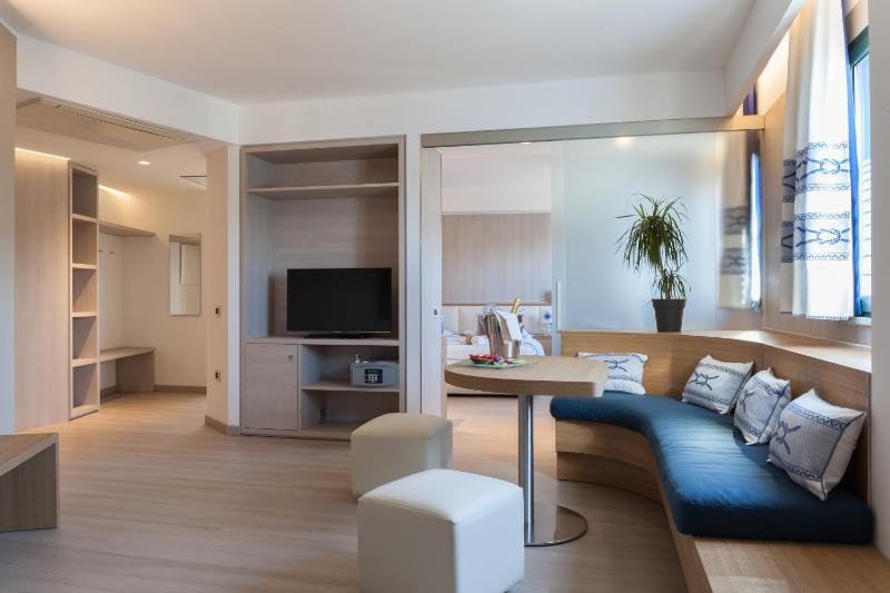 Standard Family Suite with 2 Connecting Rooms image 3
