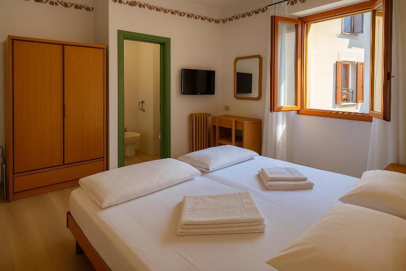 Double or Twin Room image 2