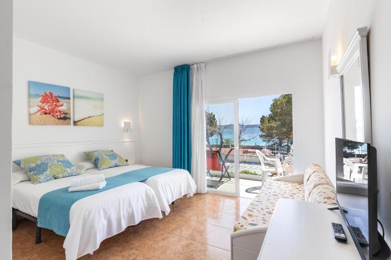 Triple Room with Balcony and Sea View image 1