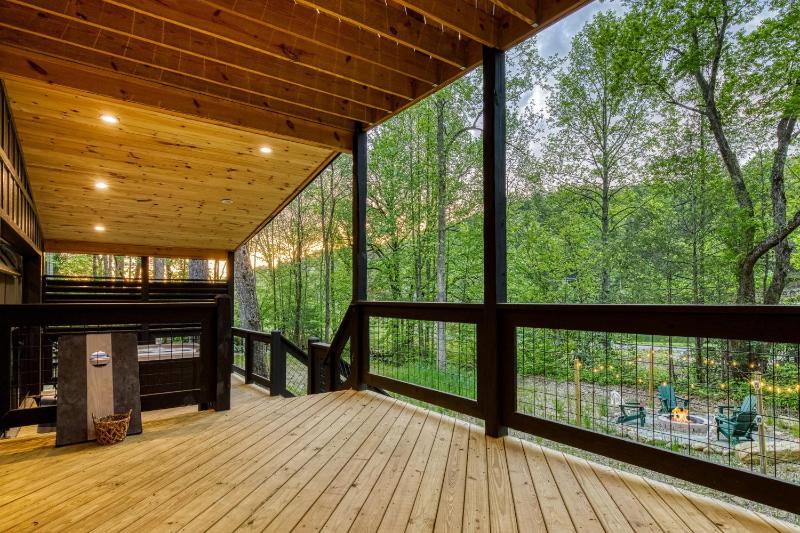 Creekside Splash Free Attraction Tickets Private Indoor Pool Theater Room Game Area Firepit!!! - image 47