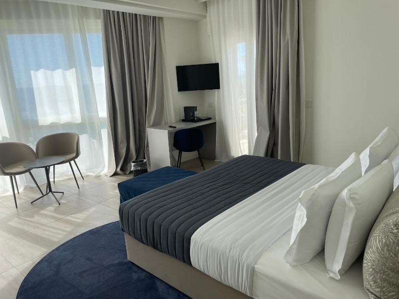 Deluxe Double or Twin Room with Sea View image 3