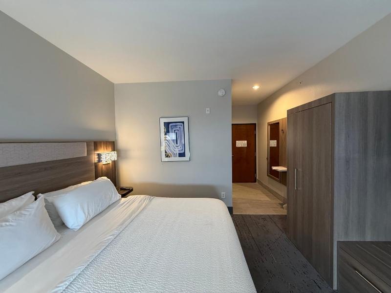 Standard King Room image 4