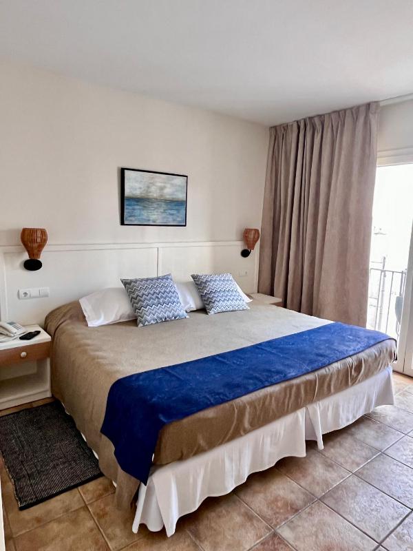 Premium King Room image 2