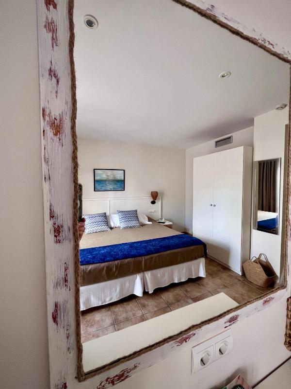 Premium King Room image 3