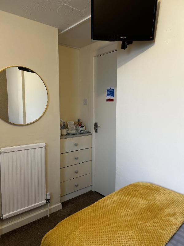 Twin Room with Private Bathroom image 3