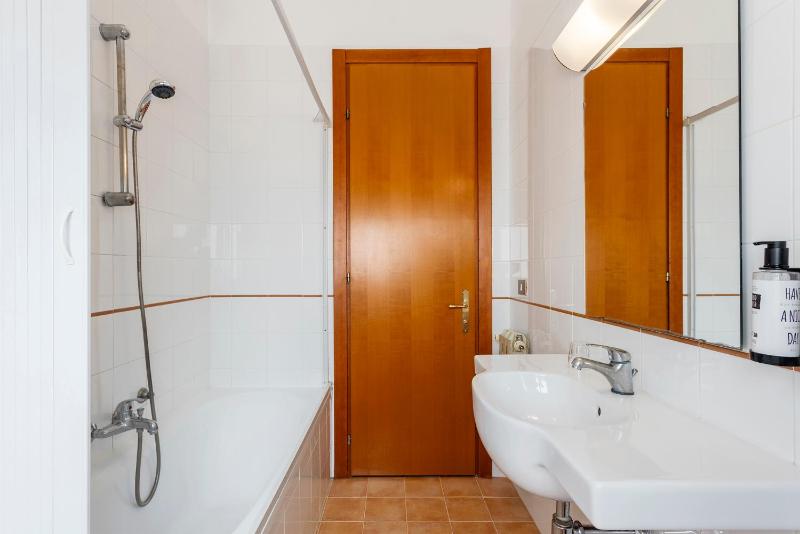 Standard Triple Room image 2