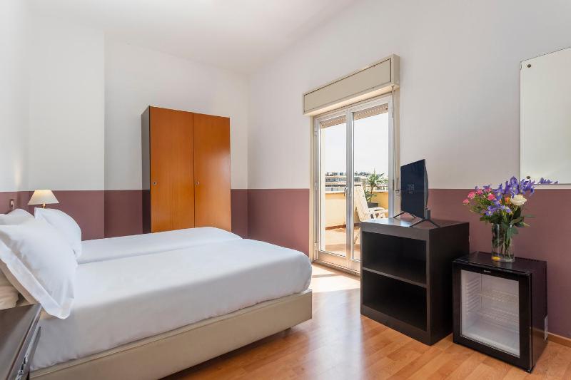 Triple Room with Balcony image 2