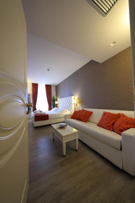 Deluxe Junior Suite image 4