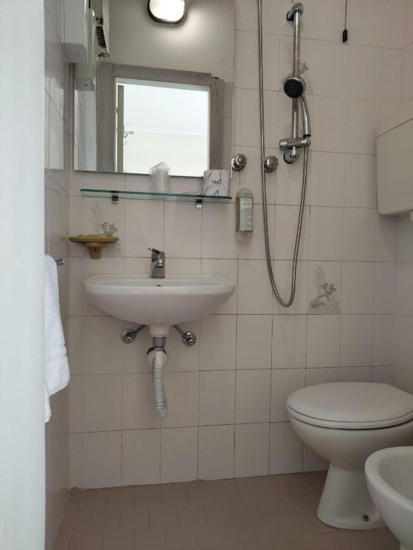 Budget Double Room image 3