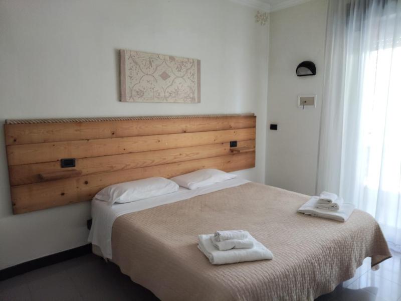 Double or Twin Room image 3