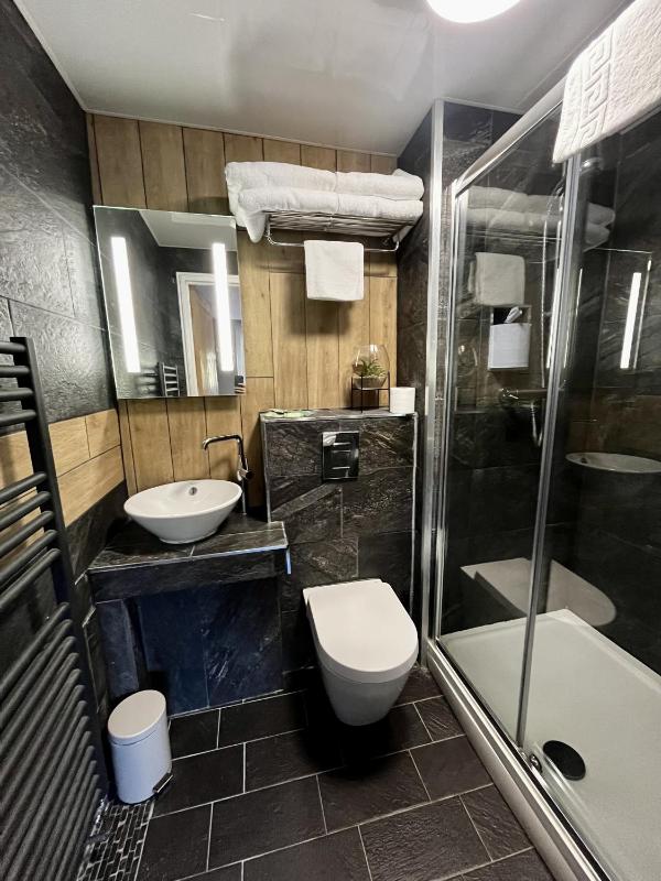 Triple Room with Shower image 2