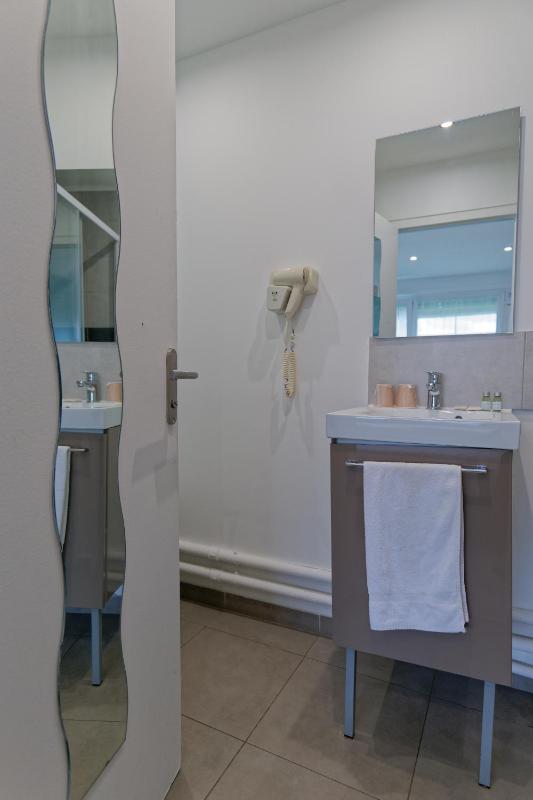 Standard Twin Room image 4