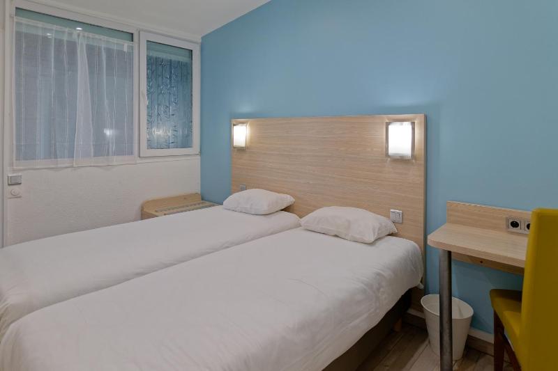 Standard Twin Room image 2