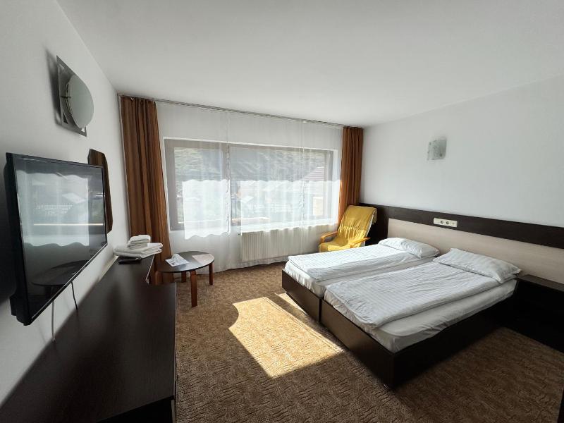 Twin Room image 3