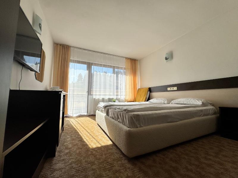 Double Room with Balcony image 4