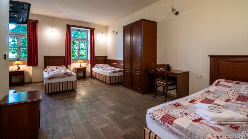 Quadruple Room image 3