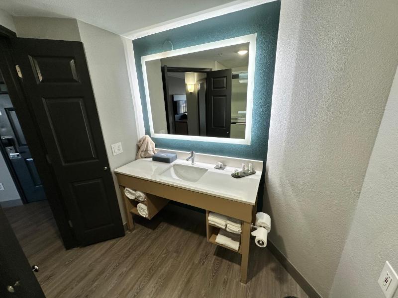 Deluxe King Room - Non-Smoking image 3