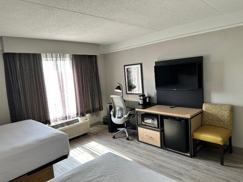 Deluxe Queen Room with Two Queen Beds - Non-Smoking image 2