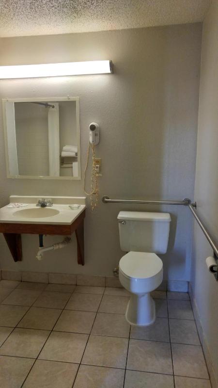 1 Queen Bed, Mobility Accessible Room, Non-Smoking  image 3