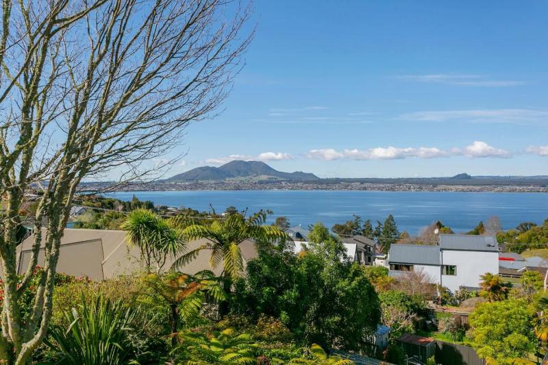 Acacia Bay Retreat - Charming 3BR Retreat With Fireplace and Views - image 14