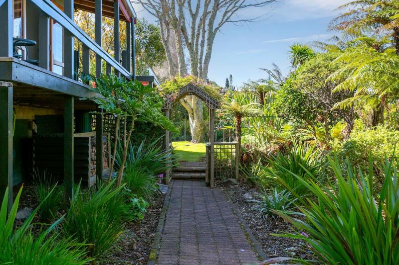 Acacia Bay Retreat - Charming 3BR Retreat With Fireplace and Views - image 26