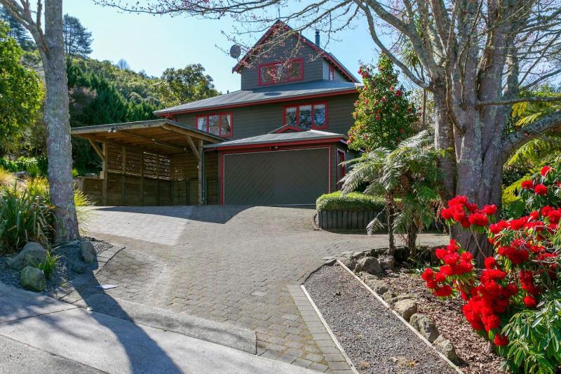 Acacia Bay Retreat - Charming 3BR Retreat With Fireplace and Views - image 44