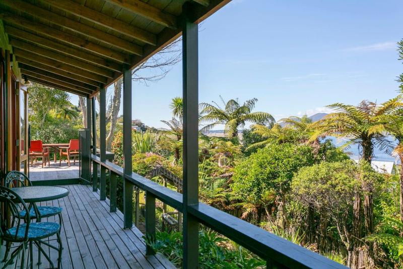 Acacia Bay Retreat - Charming 3BR Retreat With Fireplace and Views - image 24