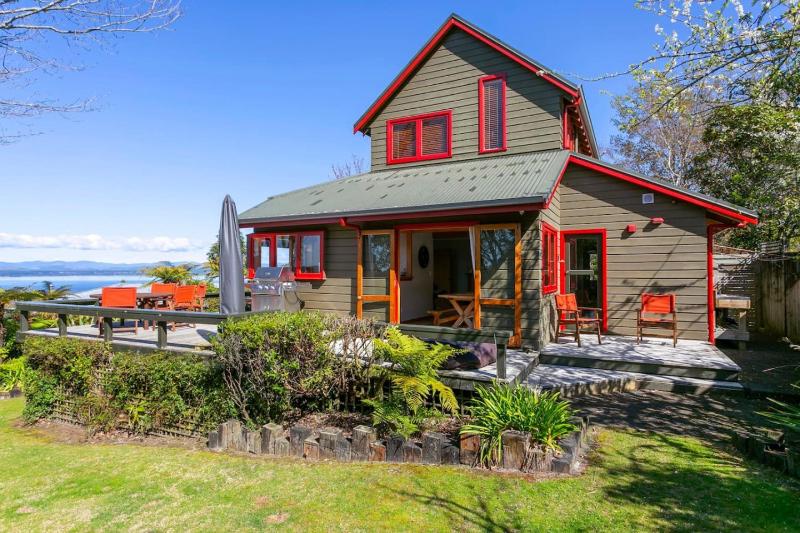 Acacia Bay Retreat - Charming 3BR Retreat With Fireplace and Views - image 38