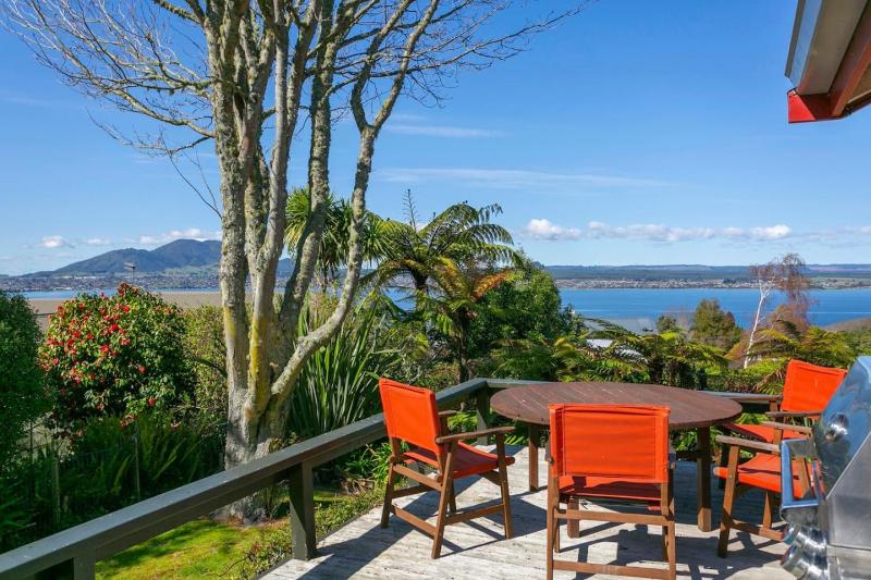 Acacia Bay Retreat - Charming 3BR Retreat With Fireplace and Views - image 12