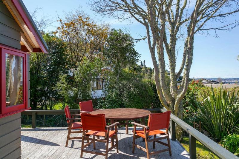Acacia Bay Retreat - Charming 3BR Retreat With Fireplace and Views - image 17