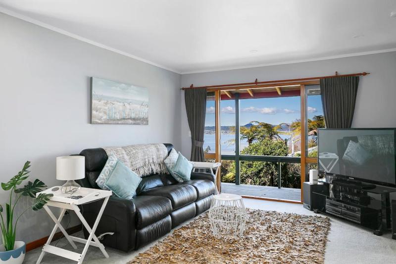 Acacia Bay Retreat - Charming 3BR Retreat With Fireplace and Views - image 5