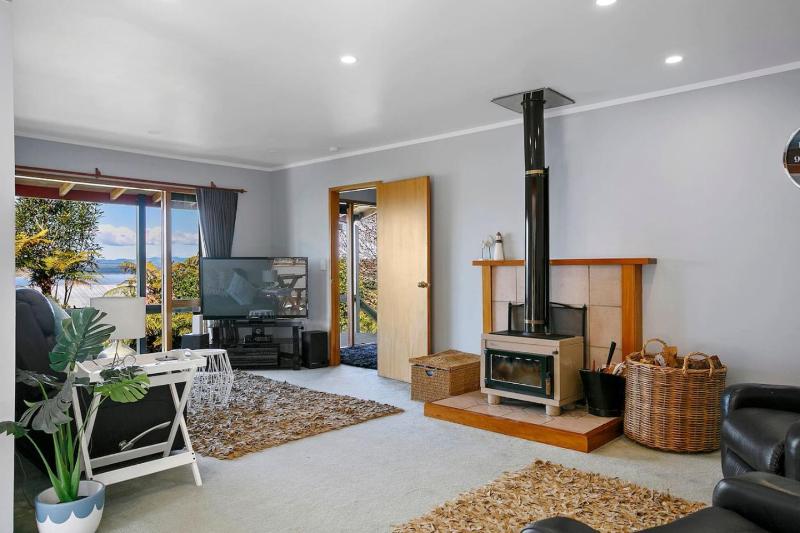 Acacia Bay Retreat - Charming 3BR Retreat With Fireplace and Views - image 4