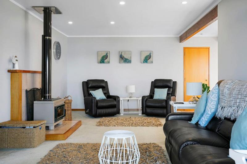 Acacia Bay Retreat - Charming 3BR Retreat With Fireplace and Views - image 6