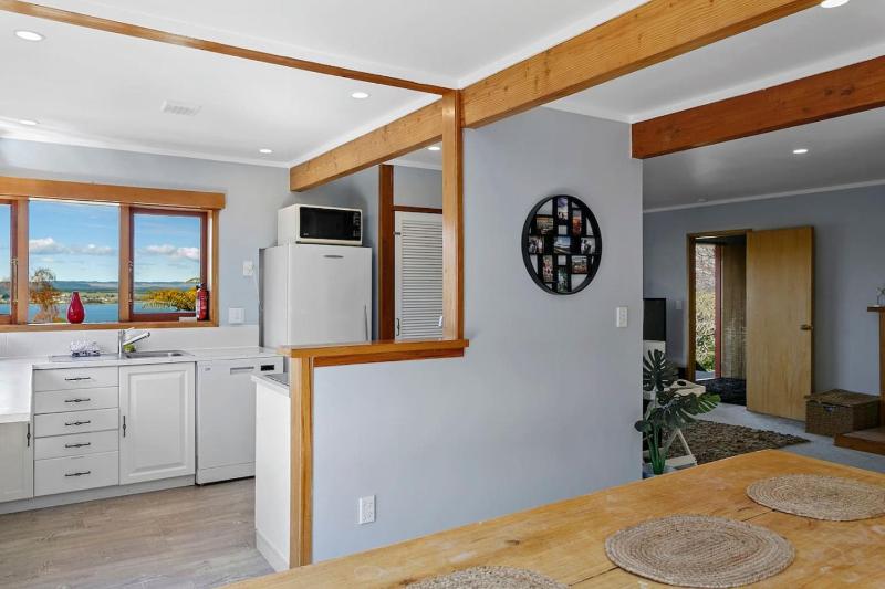 Acacia Bay Retreat - Charming 3BR Retreat With Fireplace and Views - image 46