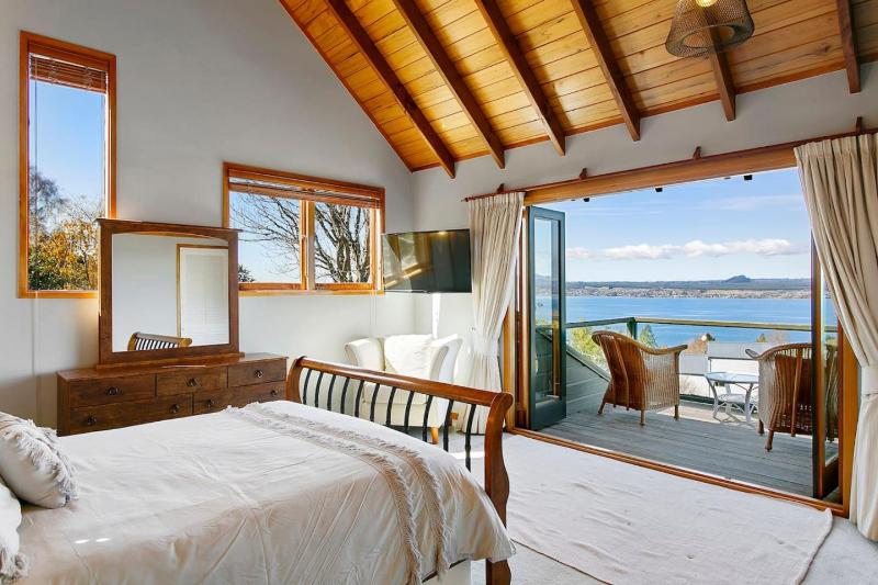 Acacia Bay Retreat - Charming 3BR Retreat With Fireplace and Views - image 2