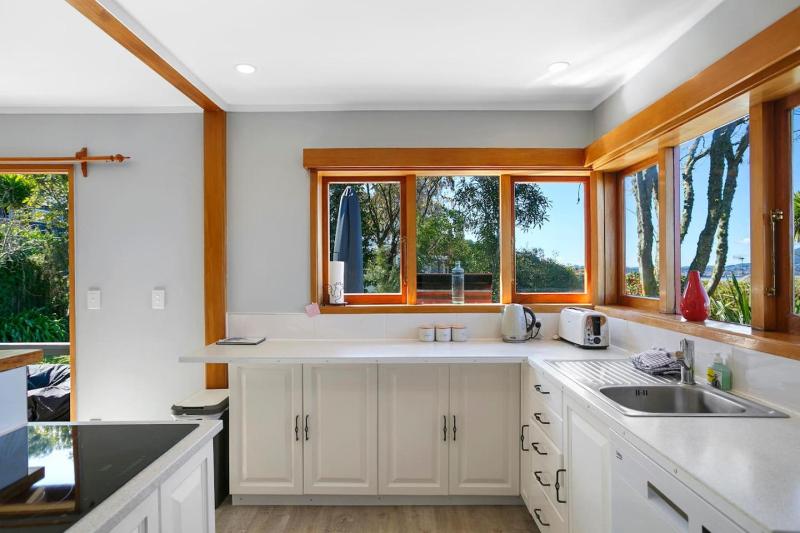 Acacia Bay Retreat - Charming 3BR Retreat With Fireplace and Views - image 30