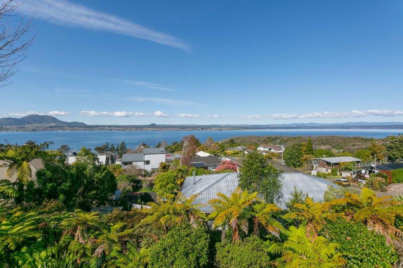 Acacia Bay Retreat - Charming 3BR Retreat With Fireplace and Views - image 37