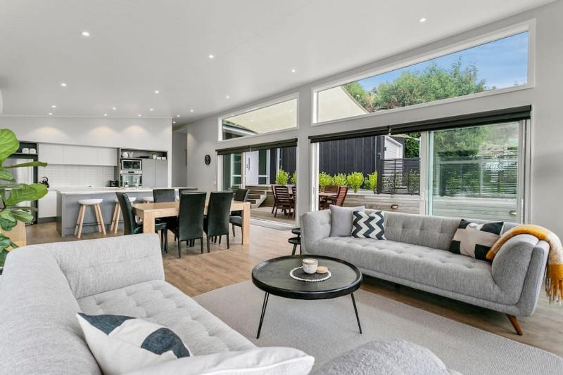 Stylish 3BR Lakeview Home in Acacia Bay - image 27