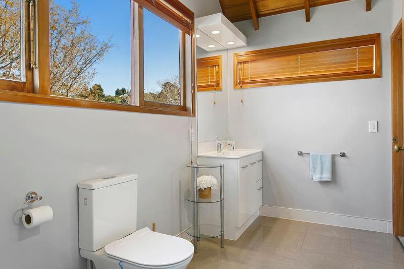 Acacia Bay Retreat - Charming 3BR Retreat With Fireplace and Views - image 33