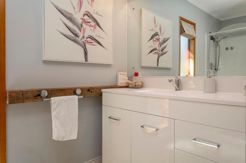 Acacia Bay Retreat - Charming 3BR Retreat With Fireplace and Views - image 11