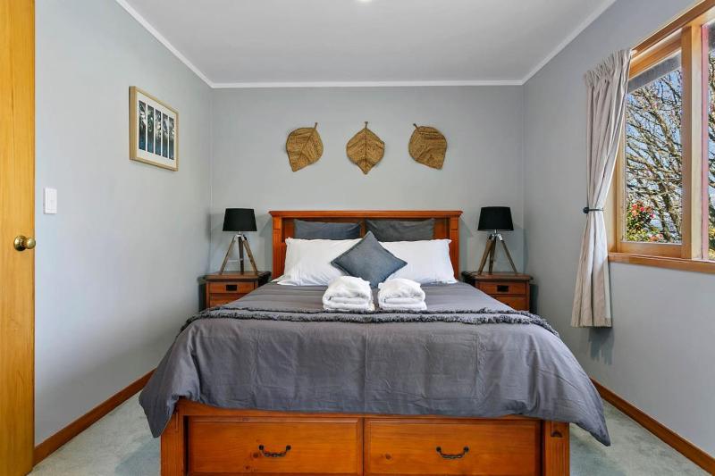 Acacia Bay Retreat - Charming 3BR Retreat With Fireplace and Views - image 36