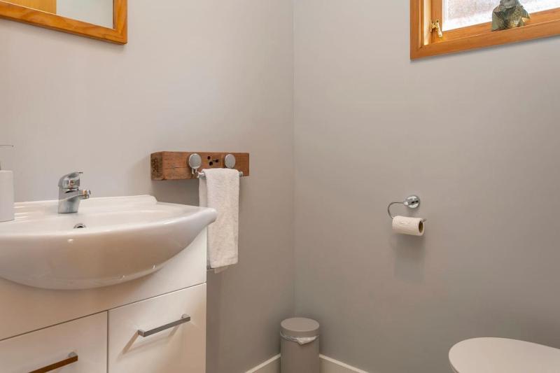 Acacia Bay Retreat - Charming 3BR Retreat With Fireplace and Views - image 29