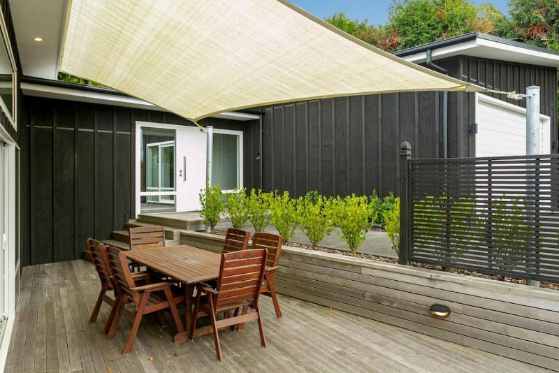 Stylish 3BR Lakeview Home in Acacia Bay - image 26