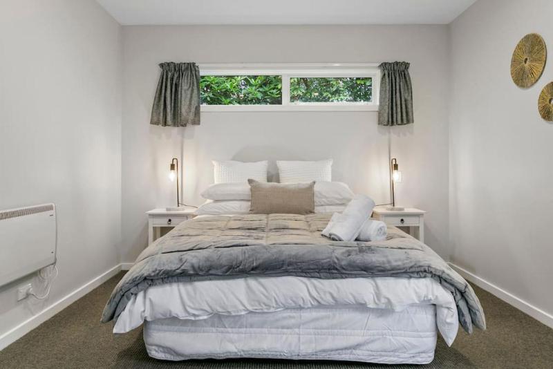 Stylish 3BR Lakeview Home in Acacia Bay - image 17