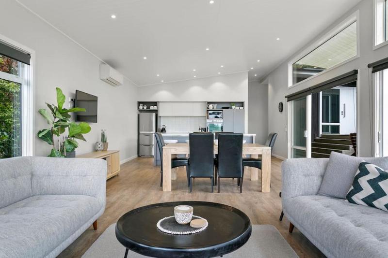 Stylish 3BR Lakeview Home in Acacia Bay - image 25