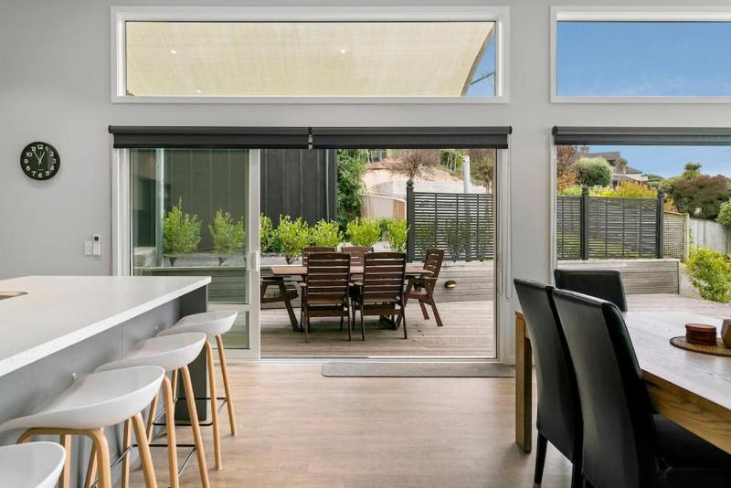 Stylish 3BR Lakeview Home in Acacia Bay - image 22